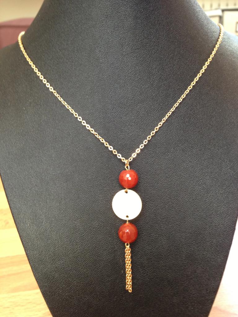 Collier avec agathe rouge à 34€