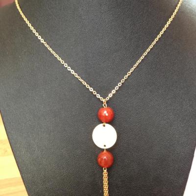 Collier avec agathe rouge à 34€