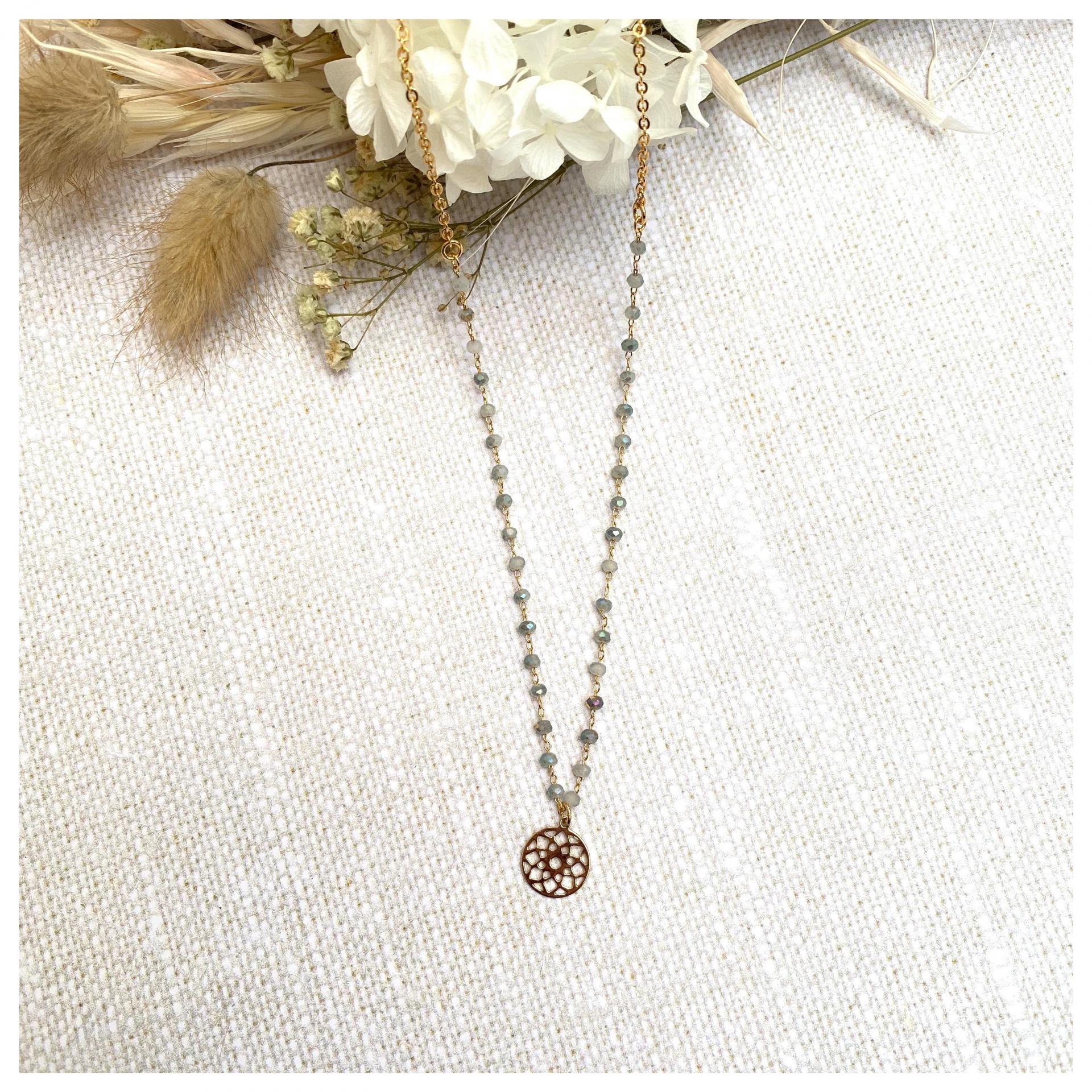 Collier chaîne perles de verre et pendentif rosace