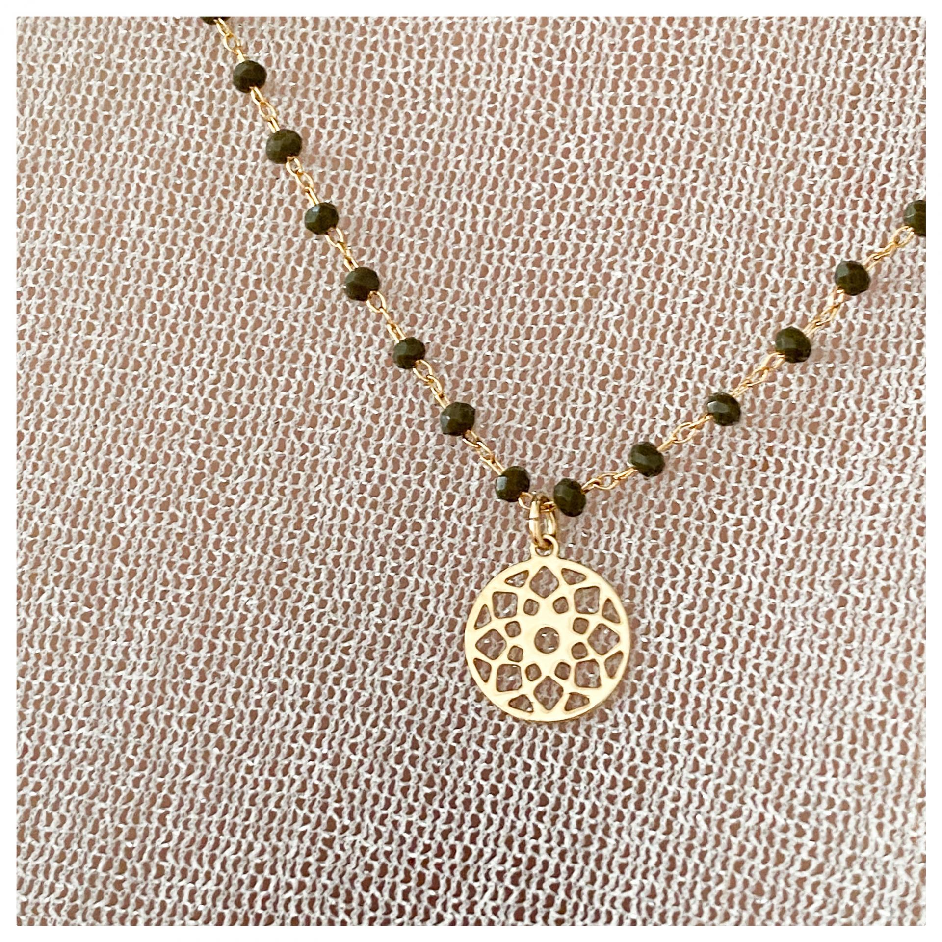 Collier chaîne perles de verre et pendentif rosace