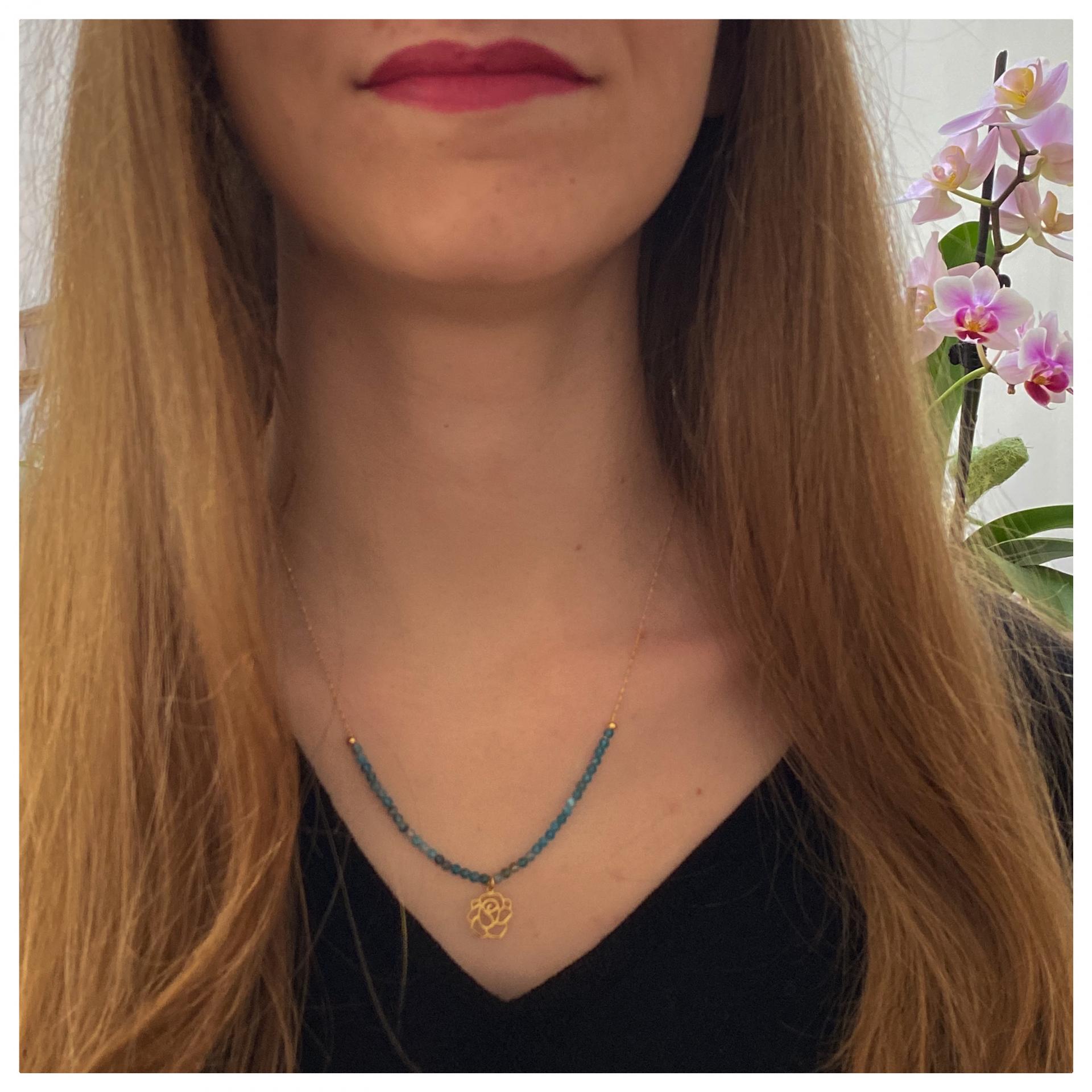 Collier ras-le-cou perles naturelles et pendentif fleur