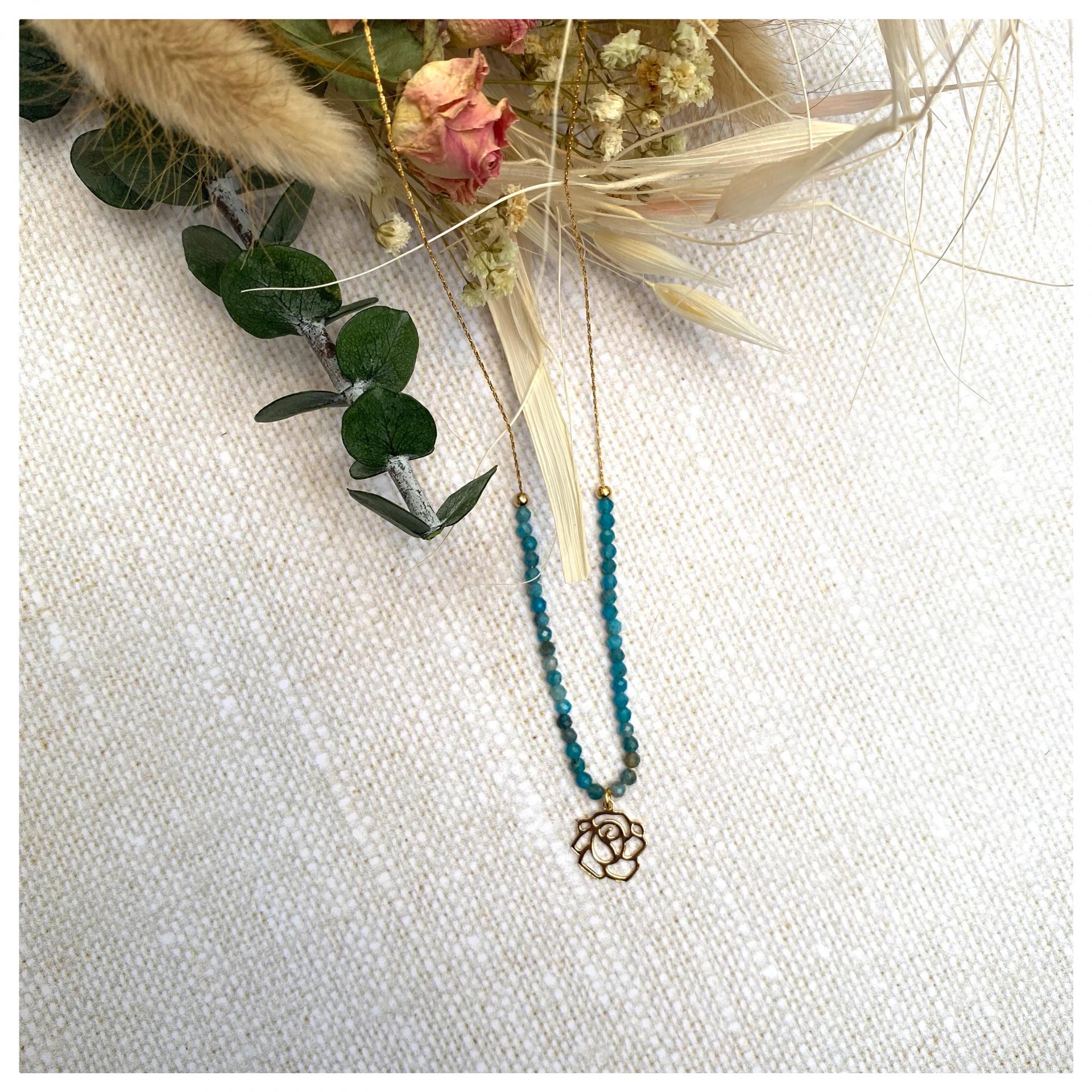 Collier ras-le-cou perles naturelles et pendentif fleur