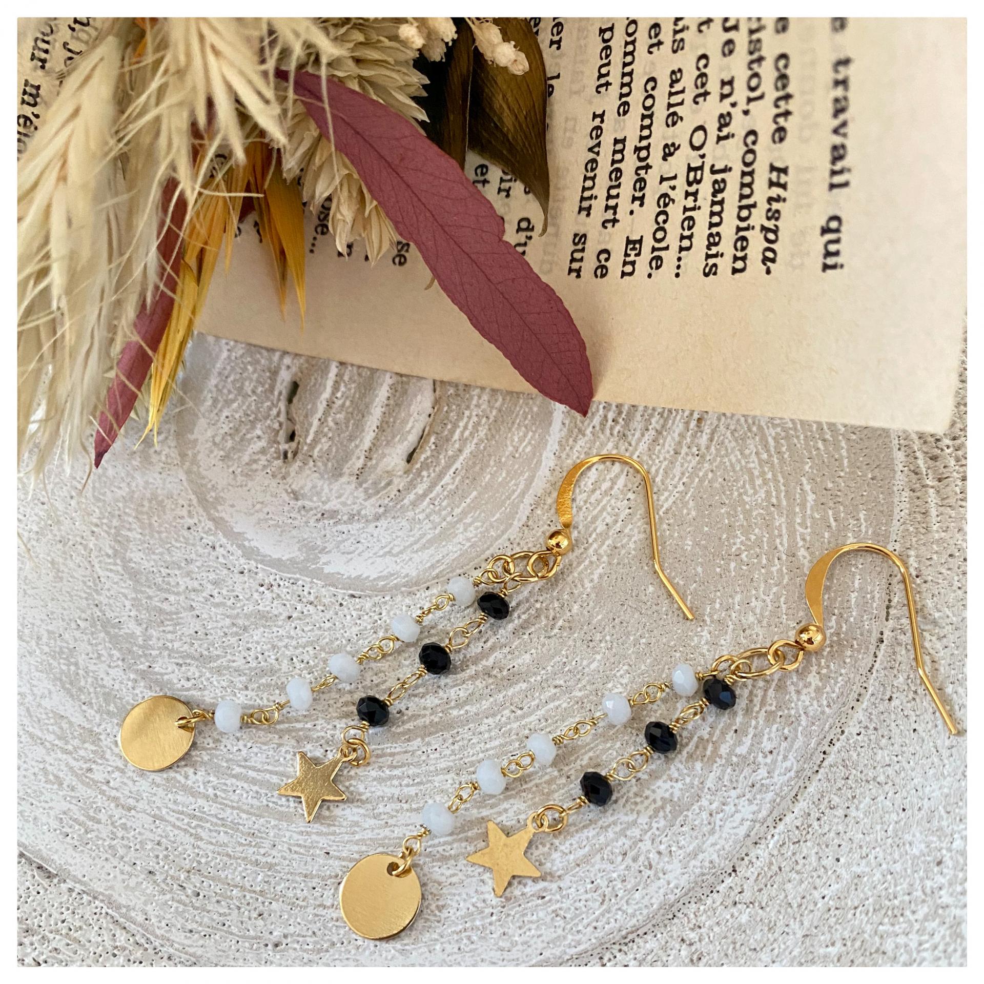 Boucles d'oreille chaîne perlée et mini pendentifs