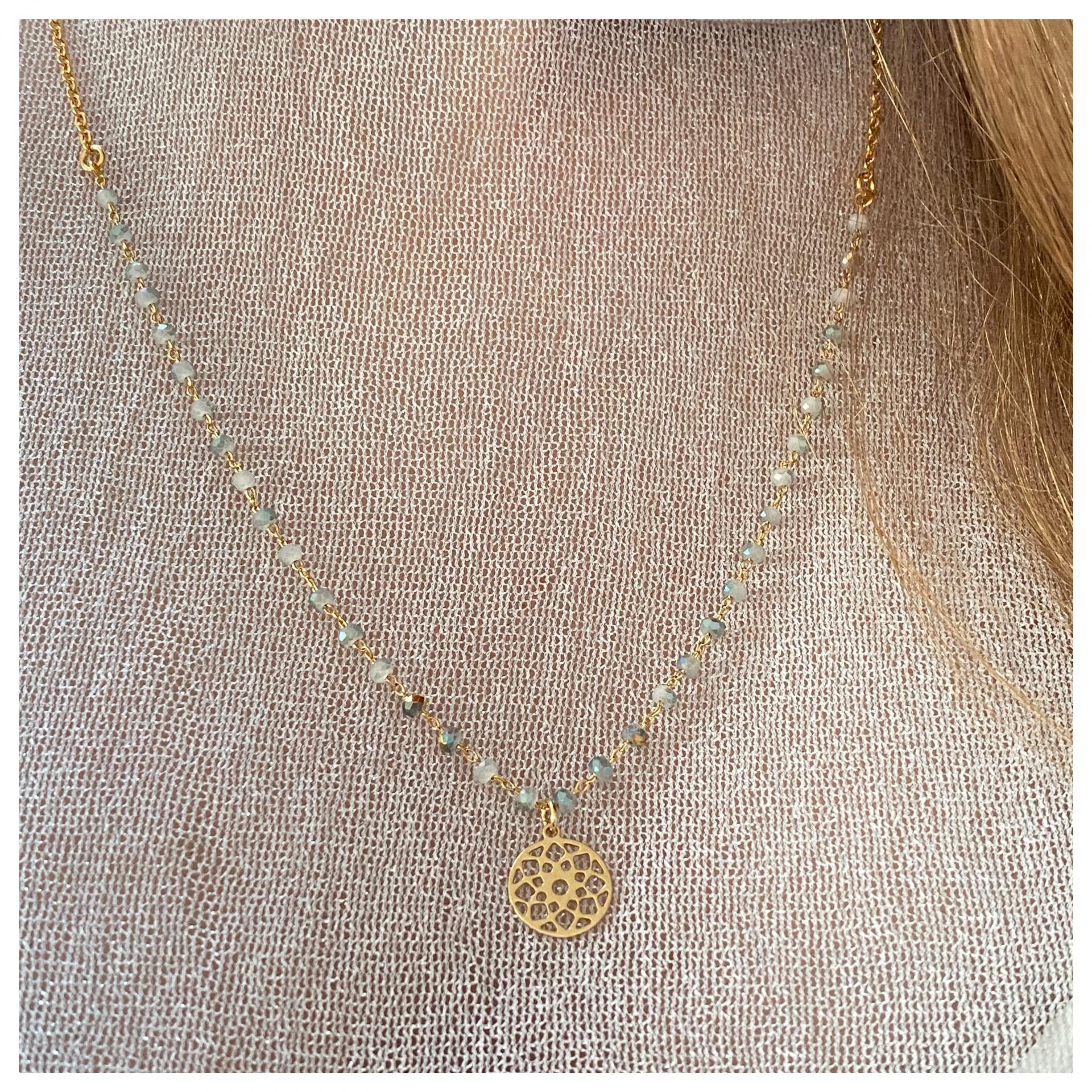 Collier chaîne perles de verre et pendentif rosace