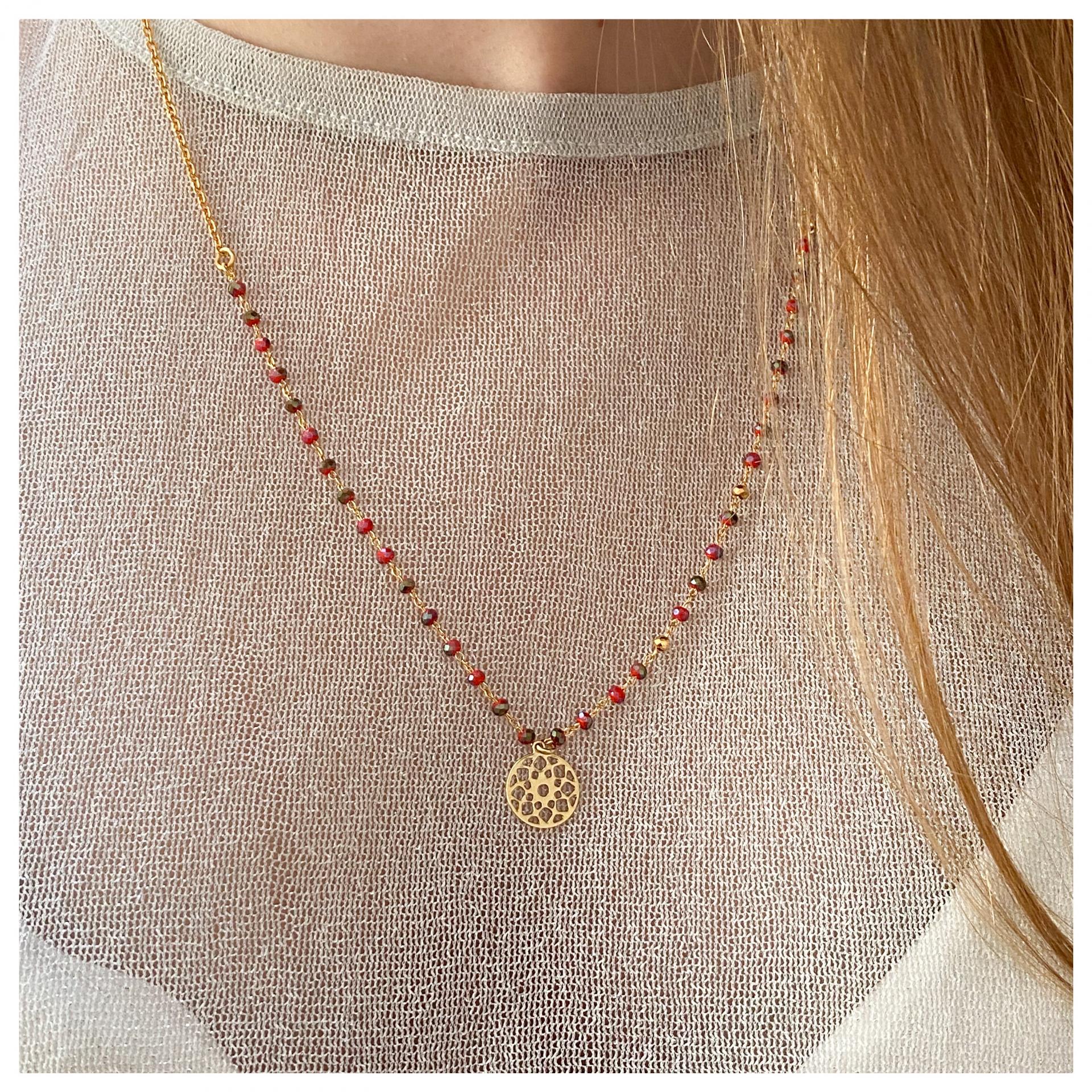 Collier chaîne perles de verre et pendentif rosace