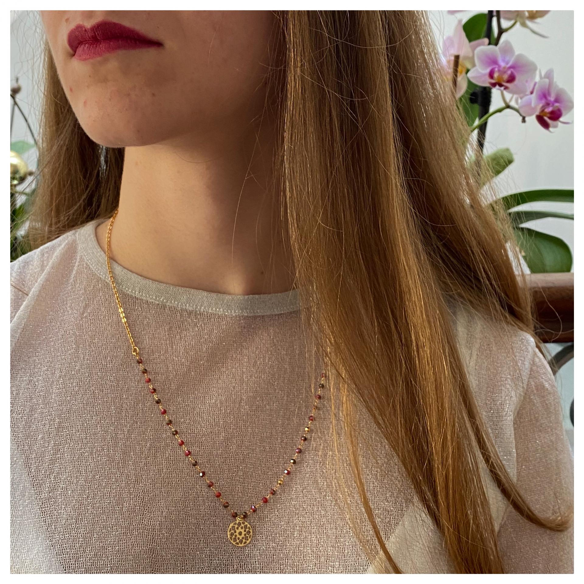 Collier chaîne perles de verre et pendentif rosace