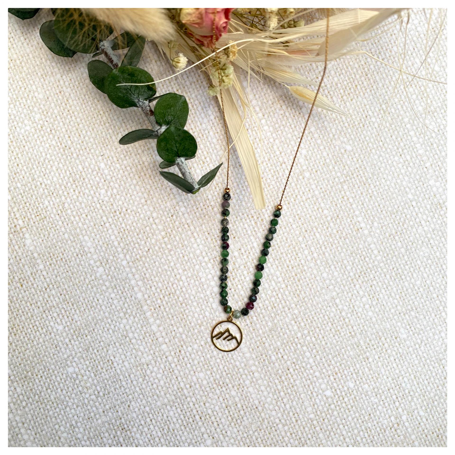 Collier ras-le-cou perles naturelles et pendentif montagne