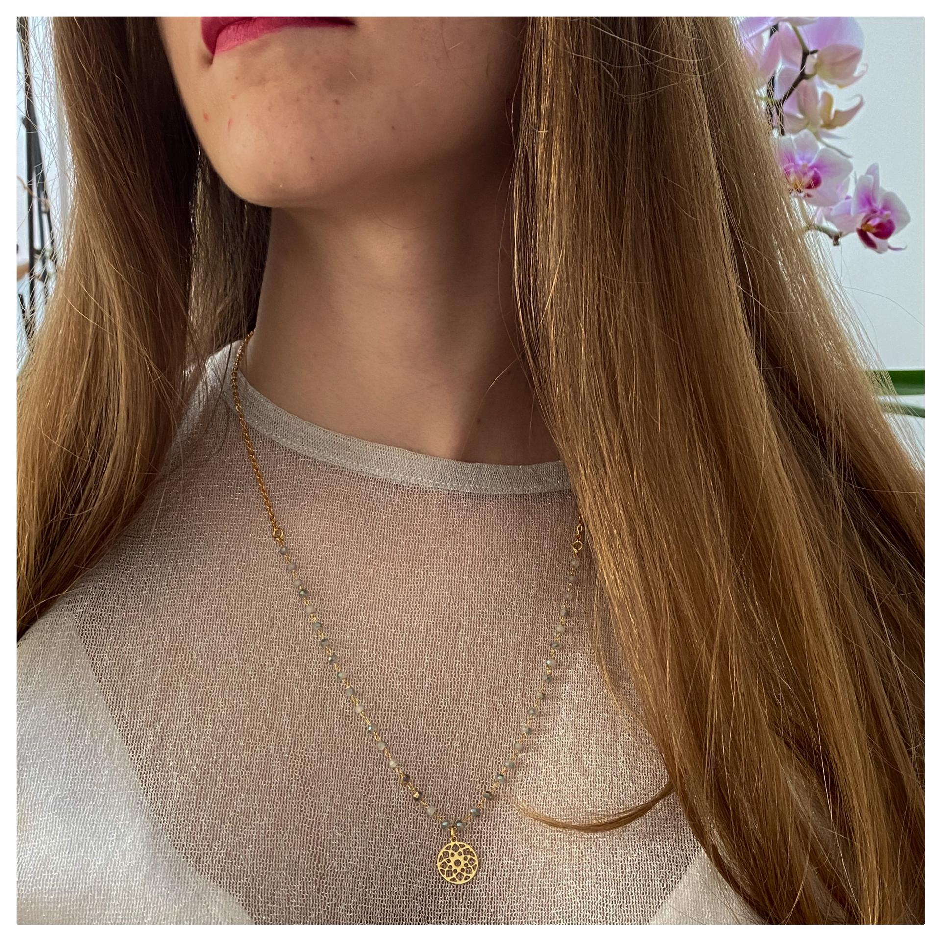 Collier chaîne perles de verre et pendentif rosace
