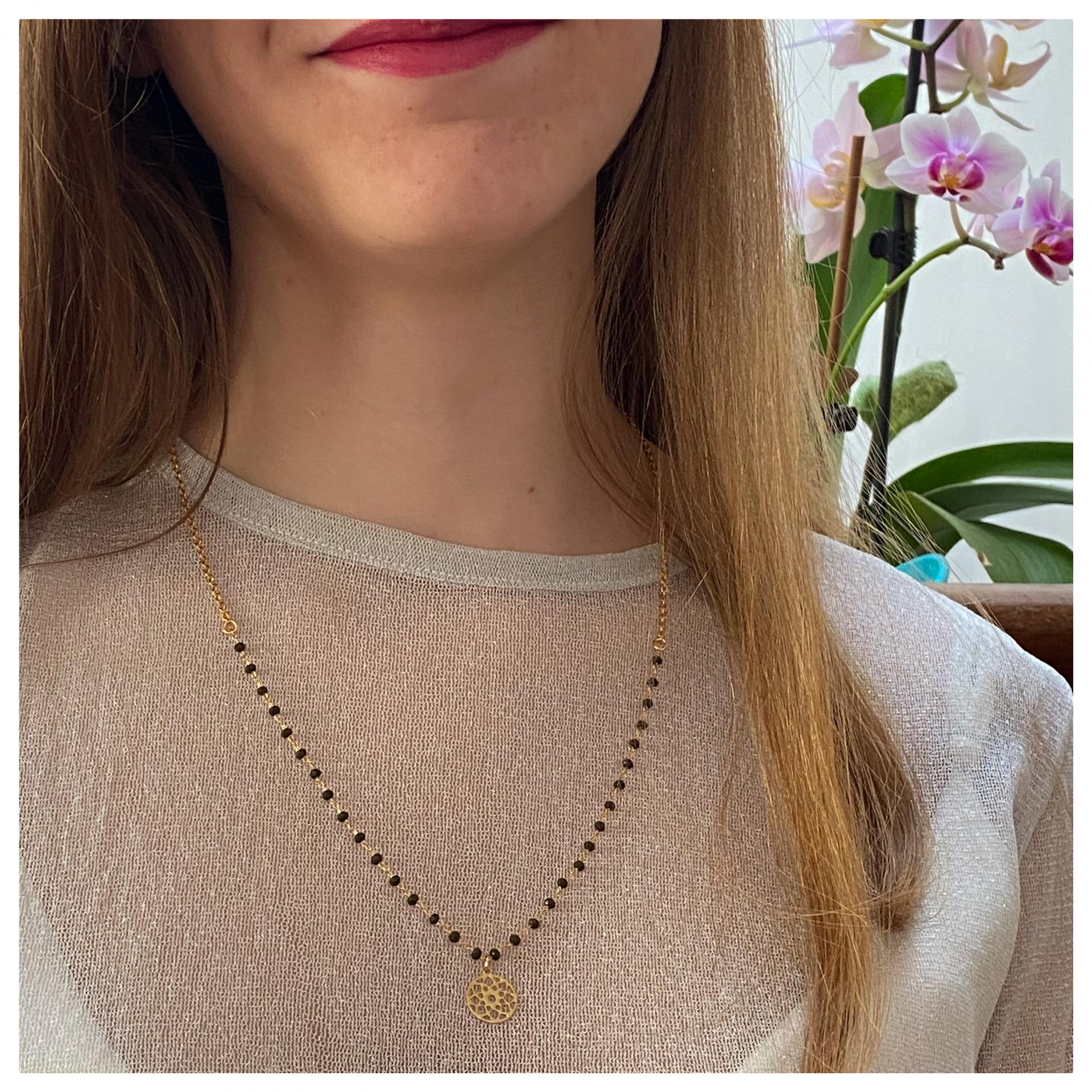 Collier chaîne perles de verre et pendentif rosace