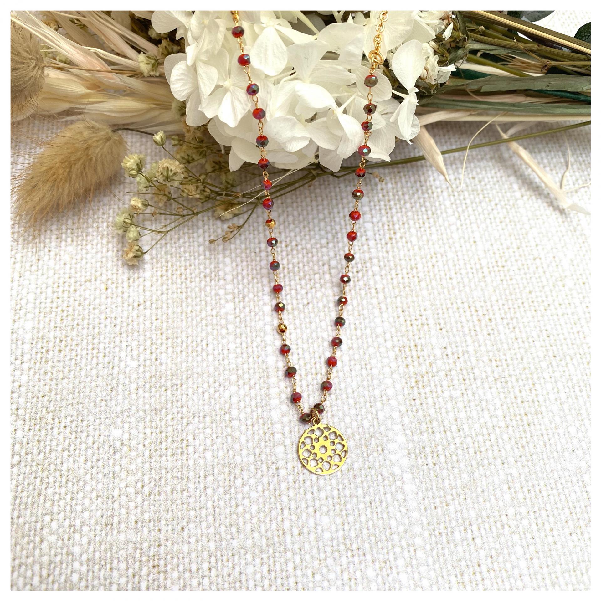 Collier chaîne perles de verre et pendentif rosace
