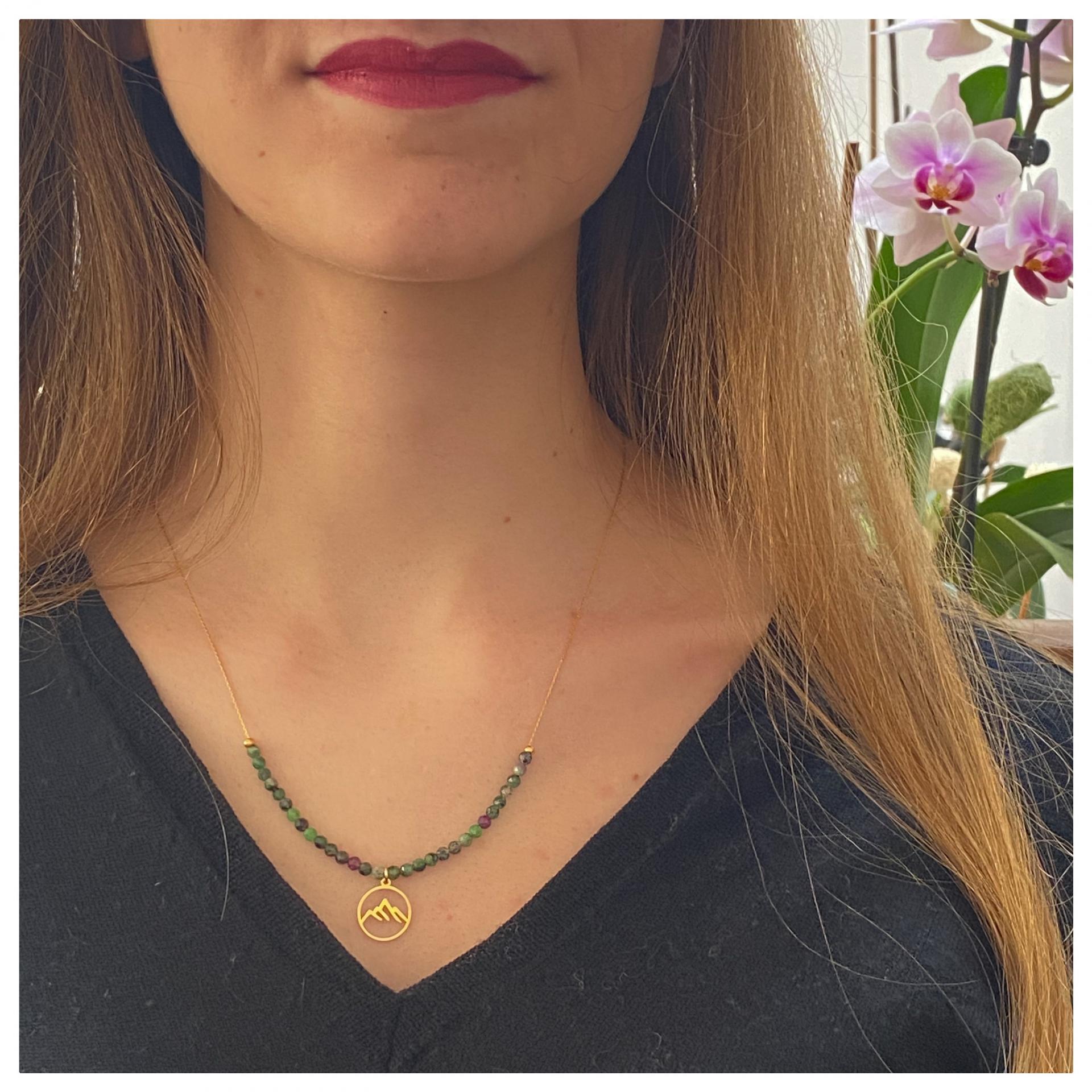 Collier ras-le-cou perles naturelles et pendentif feuille