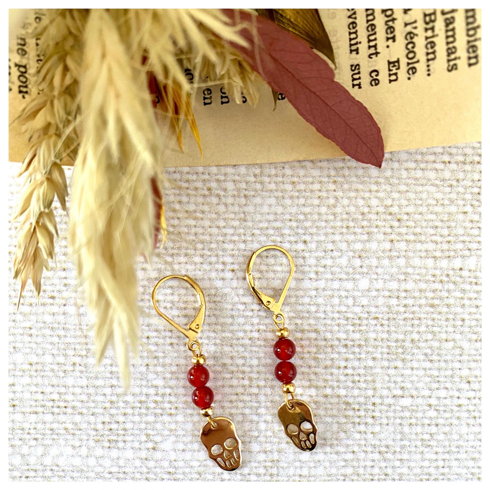 Boucles d'oreilles perles naturelles et pendentif tête de mort plaqué or