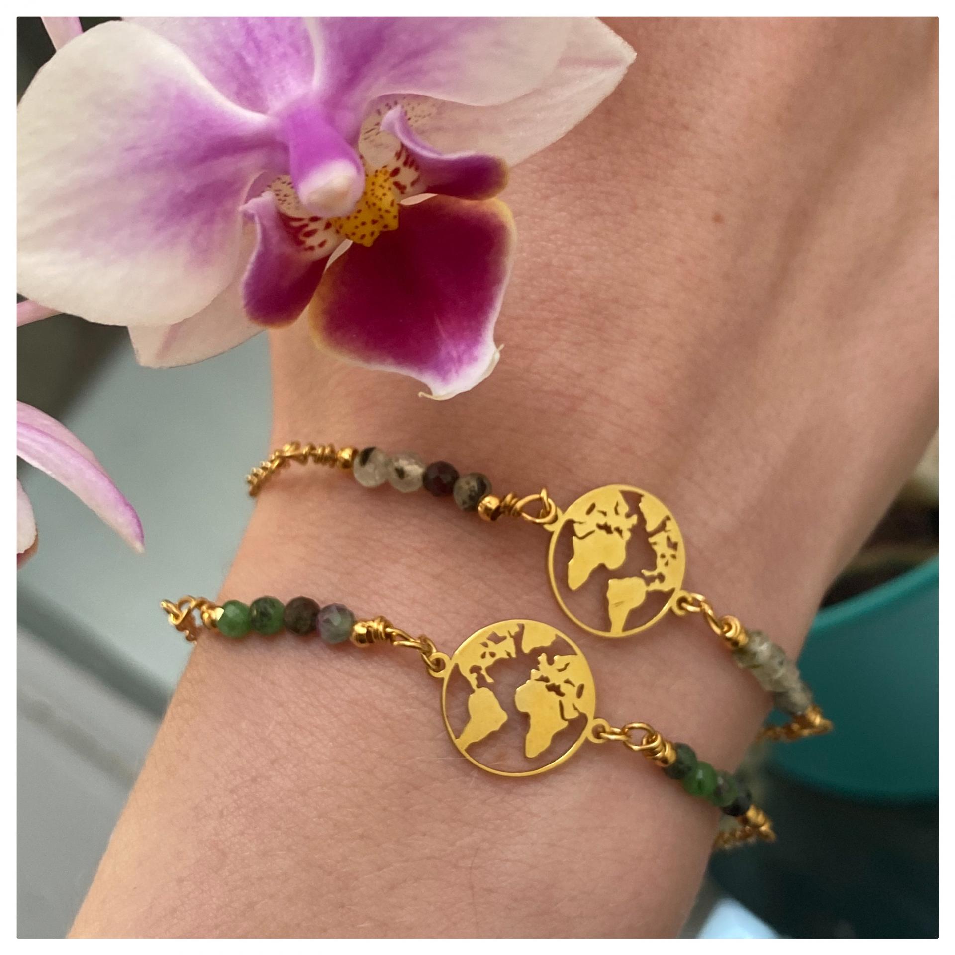 Bracelet avec une plaque monde plaqué or