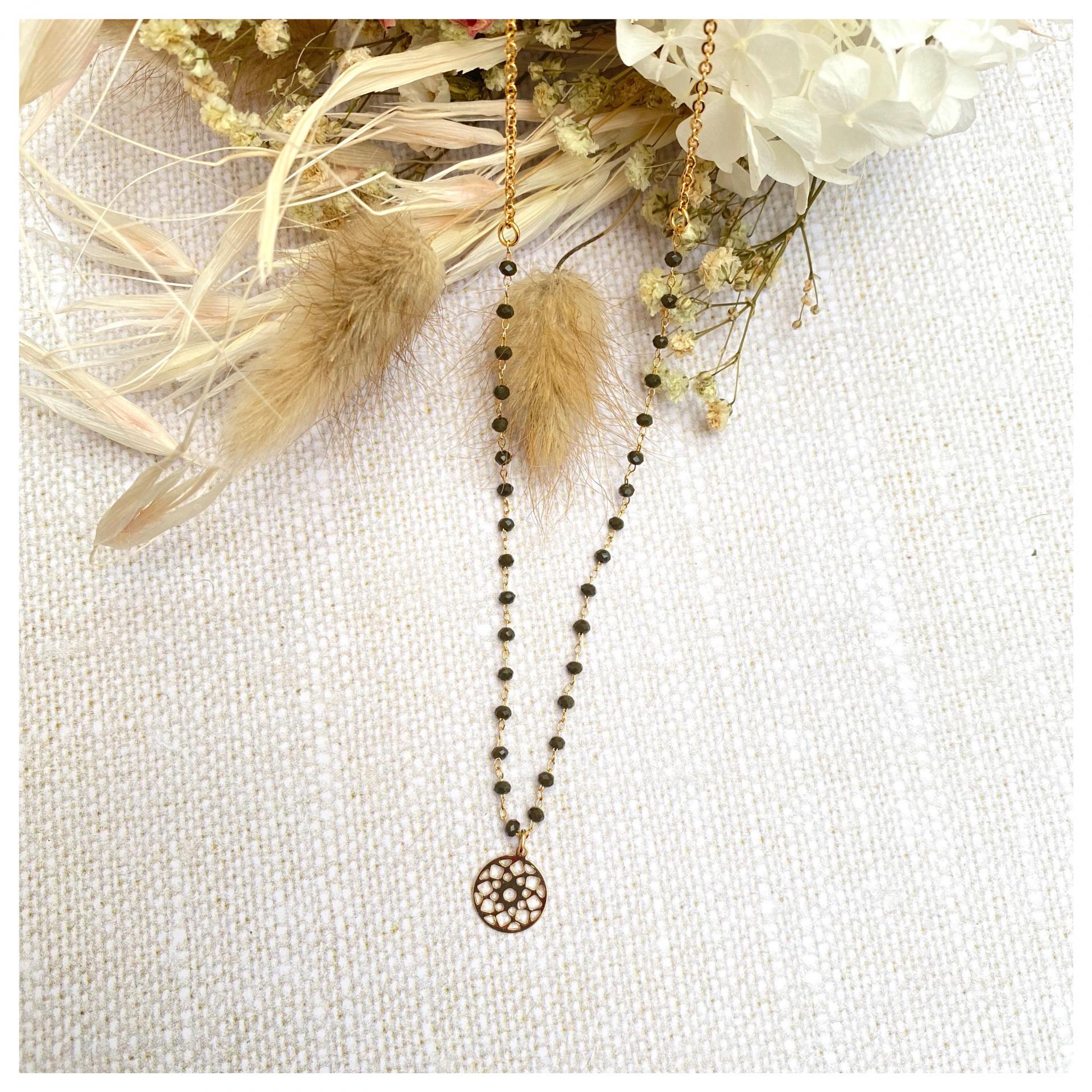 Collier chaîne perles de verre et pendentif rosace