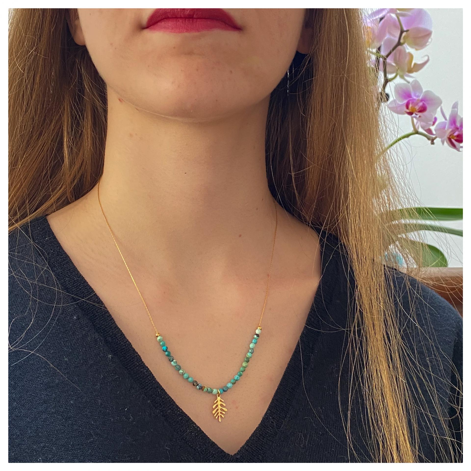 Collier ras-le-cou perles naturelles et pendentif feuille