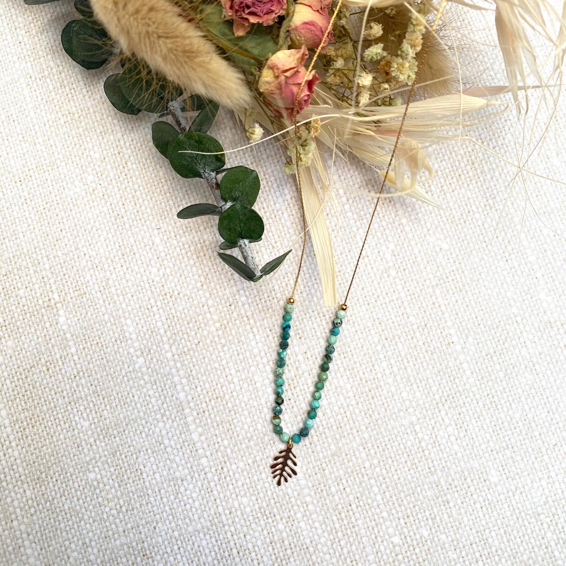 Collier ras-le-cou perles naturelles et pendentif feuille