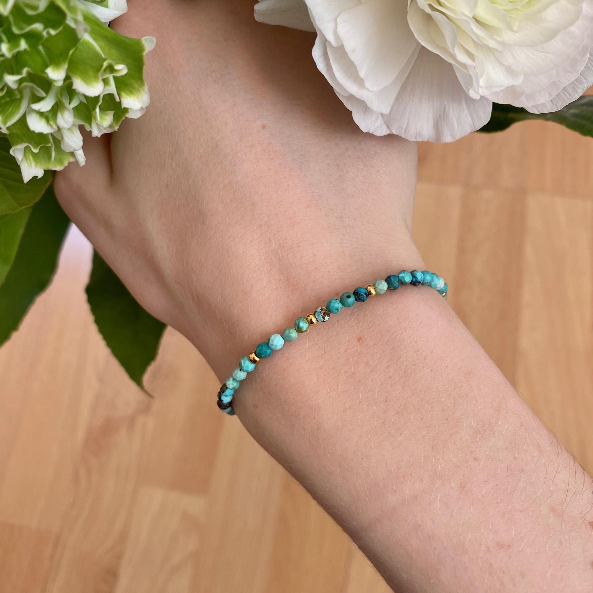 Bracelet avec petites perles naturelles