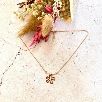 Collier perles nacrées et pendentif fleur