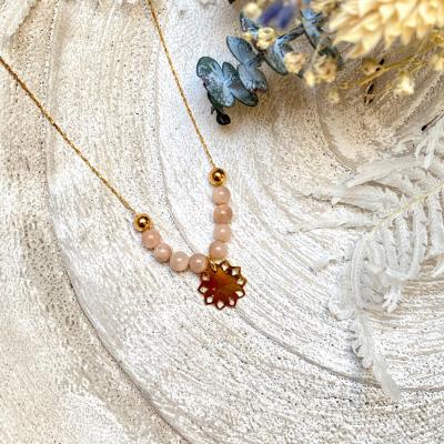 Collier perles naturelles et pendentif soleil plaqué or